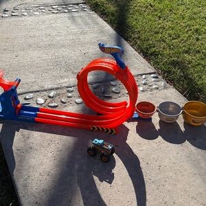 Hot Wheels Monster Trucks Loop-and-Flip Trophy Challenge Track